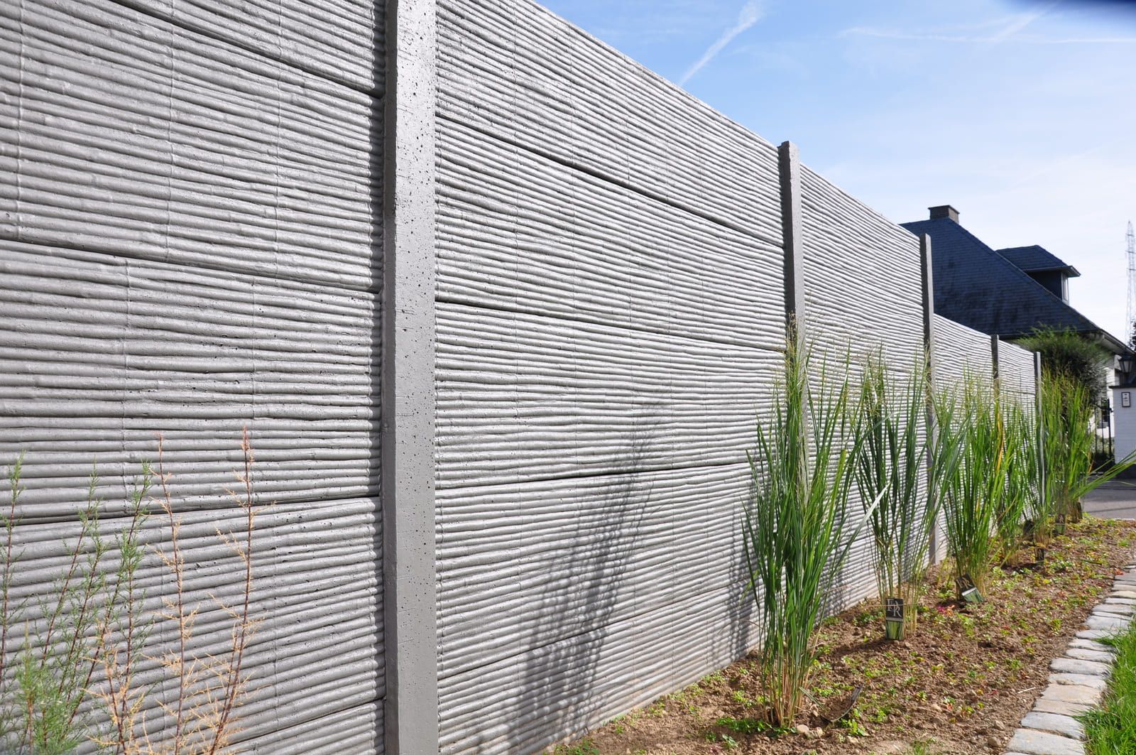 Betonzaunsystem mit dekorativen Pflanzen