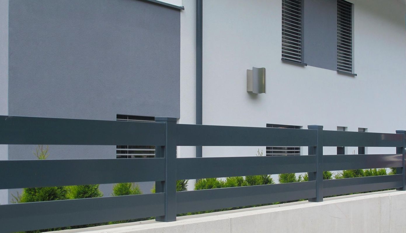 Zaunsystem mit horizontalen Latten