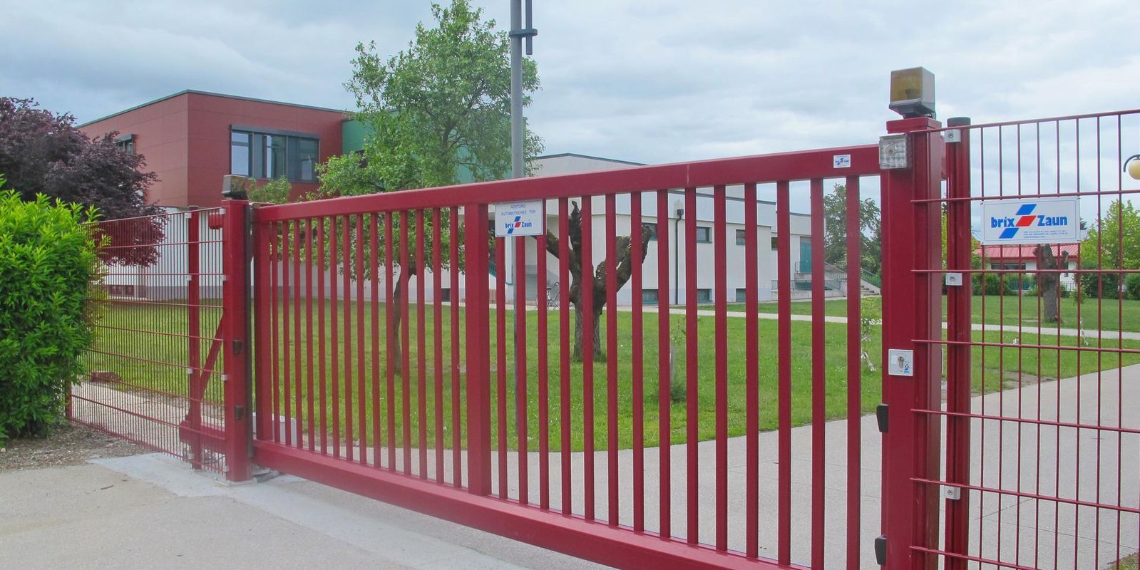 Schiebezauntür mit roten Stäben