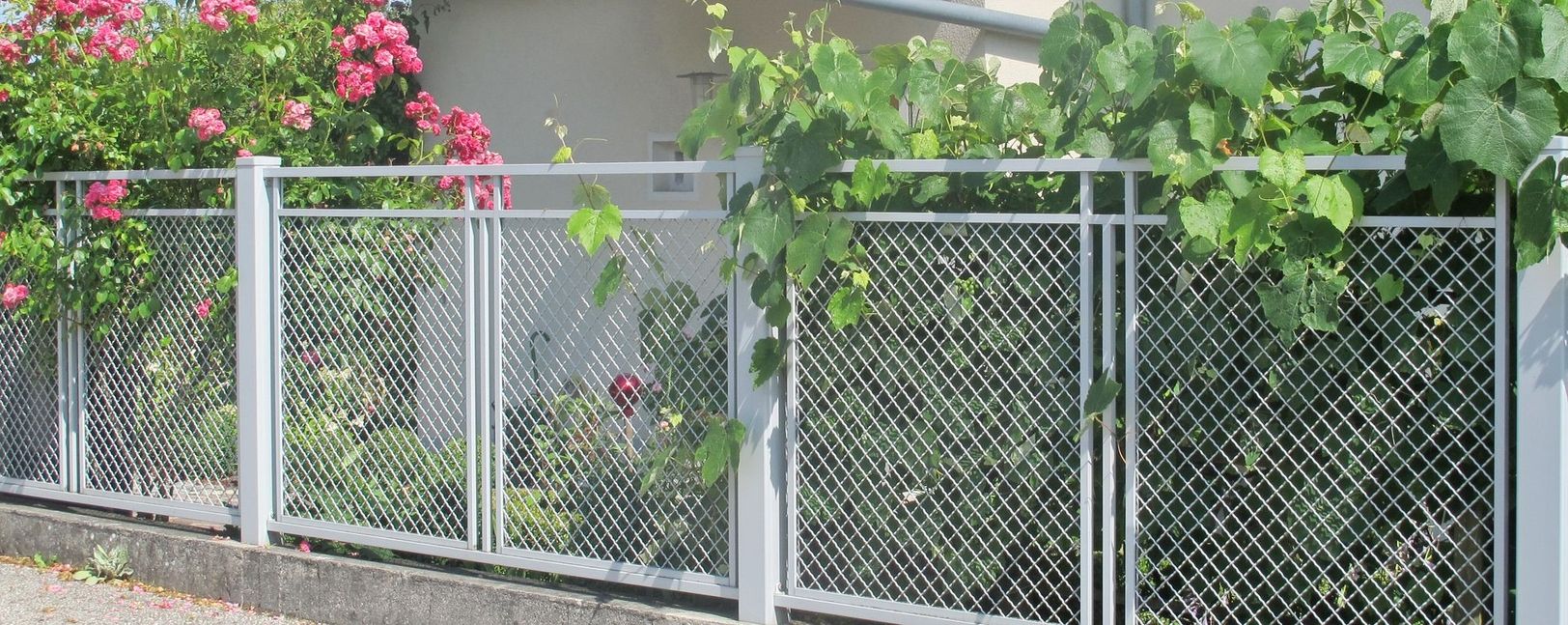 Decor-Kripp Zaun Basis - Gitterzaun an einer Fassade