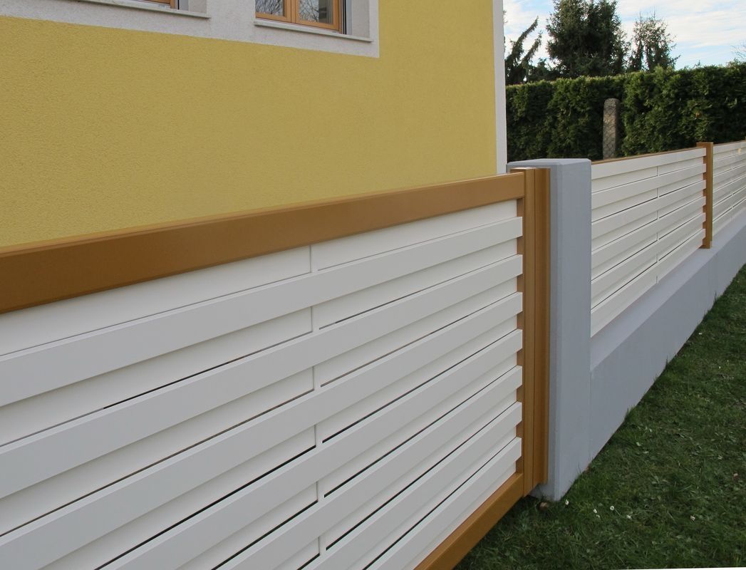 Zaunsystem mit braunem Rahmen und und weißen Latten