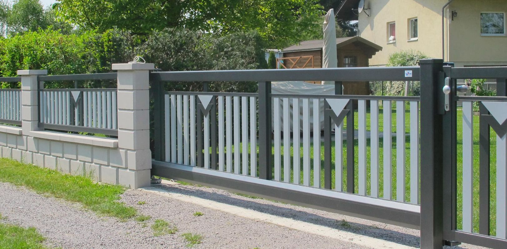 Zaun mit geometrischen Ornamenten