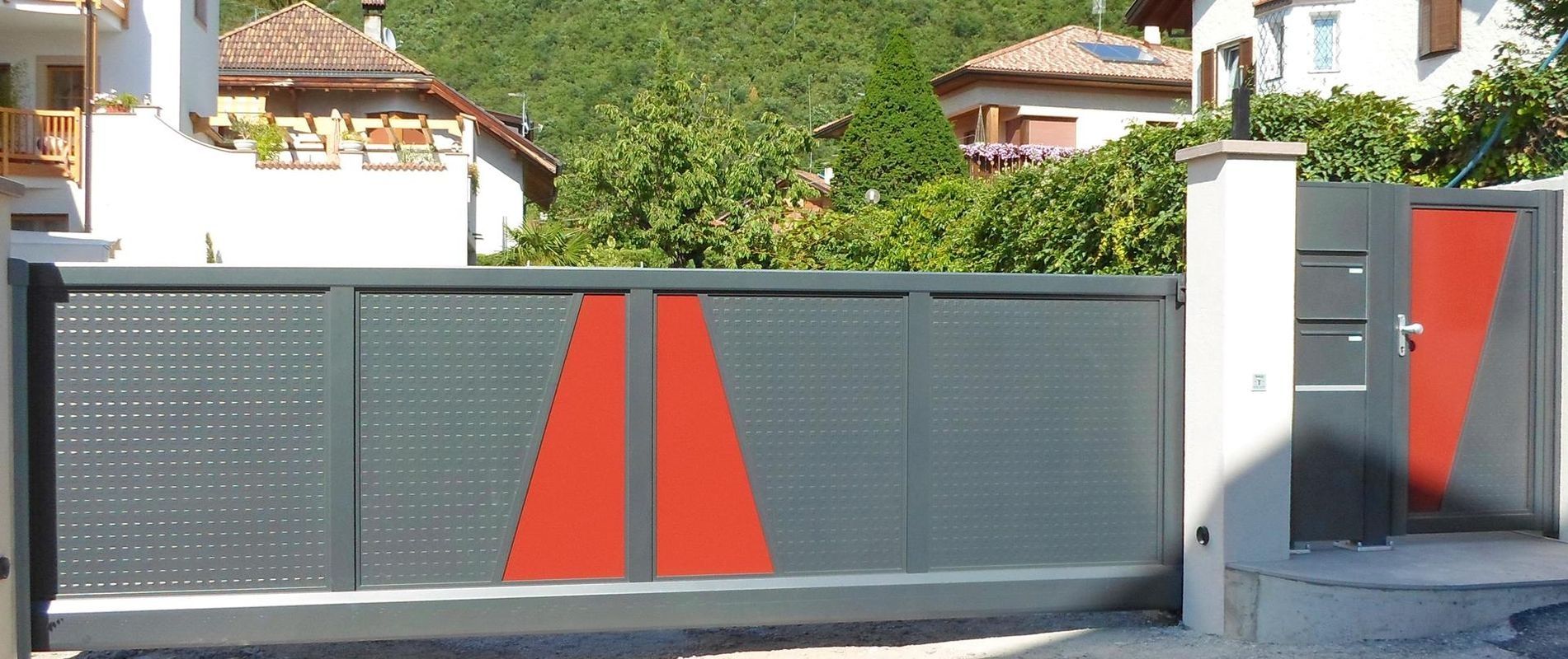 Zauntor mit einer roten und diagonalen Fläche