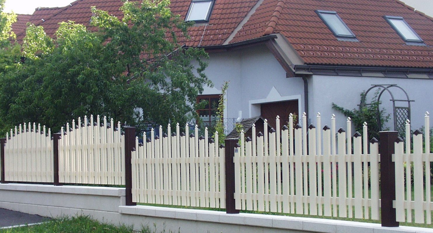 Lattenzaun mit unterschiedlich großen Latten