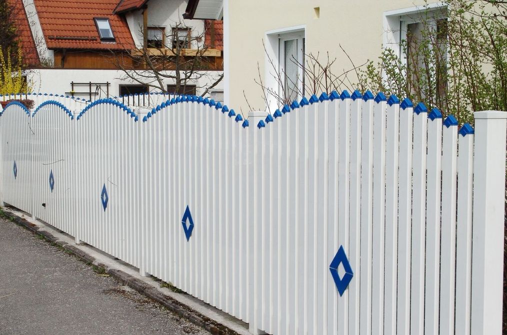 Gartenzaun mit blauen Ornamenten