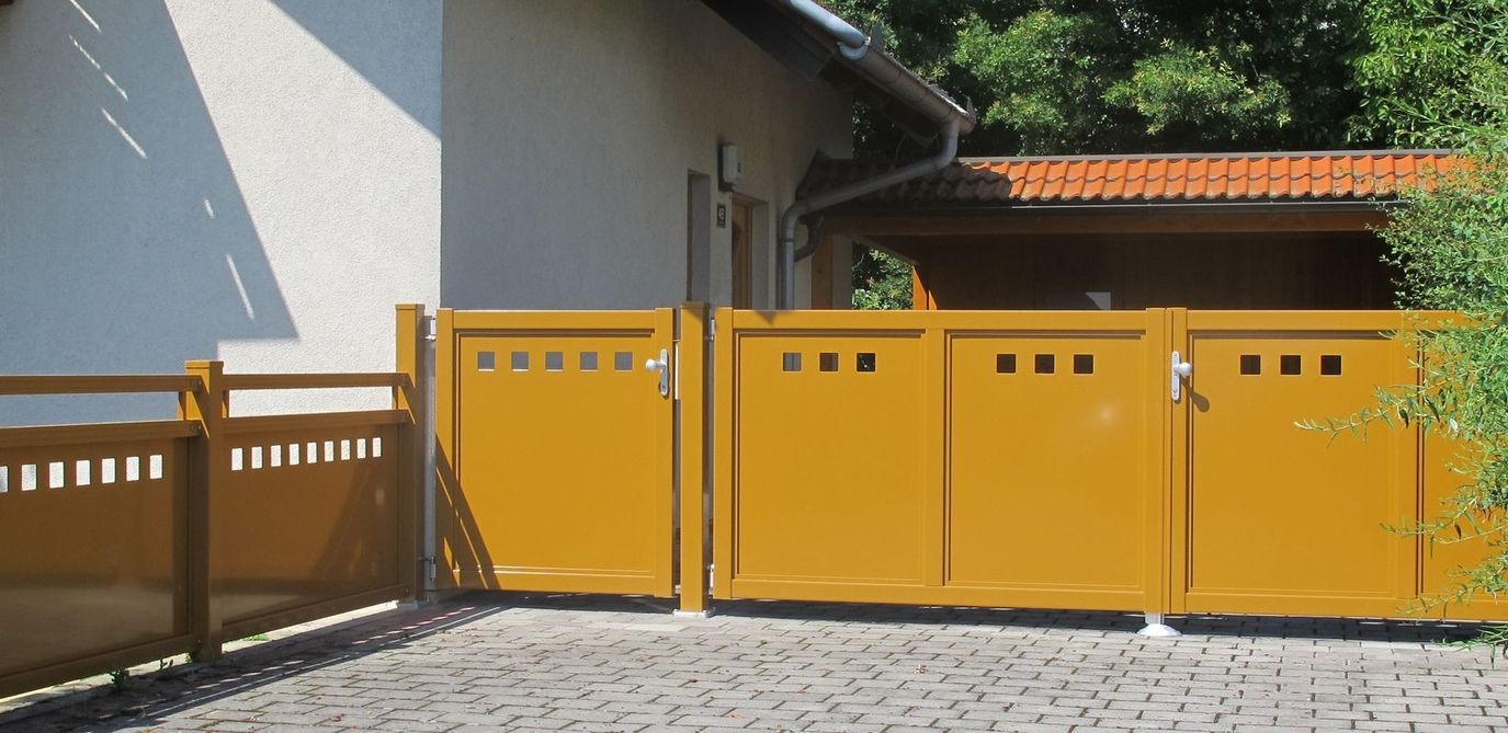 Flat-Design Zaun & Tor Motiv - gelbes Vollblechtor