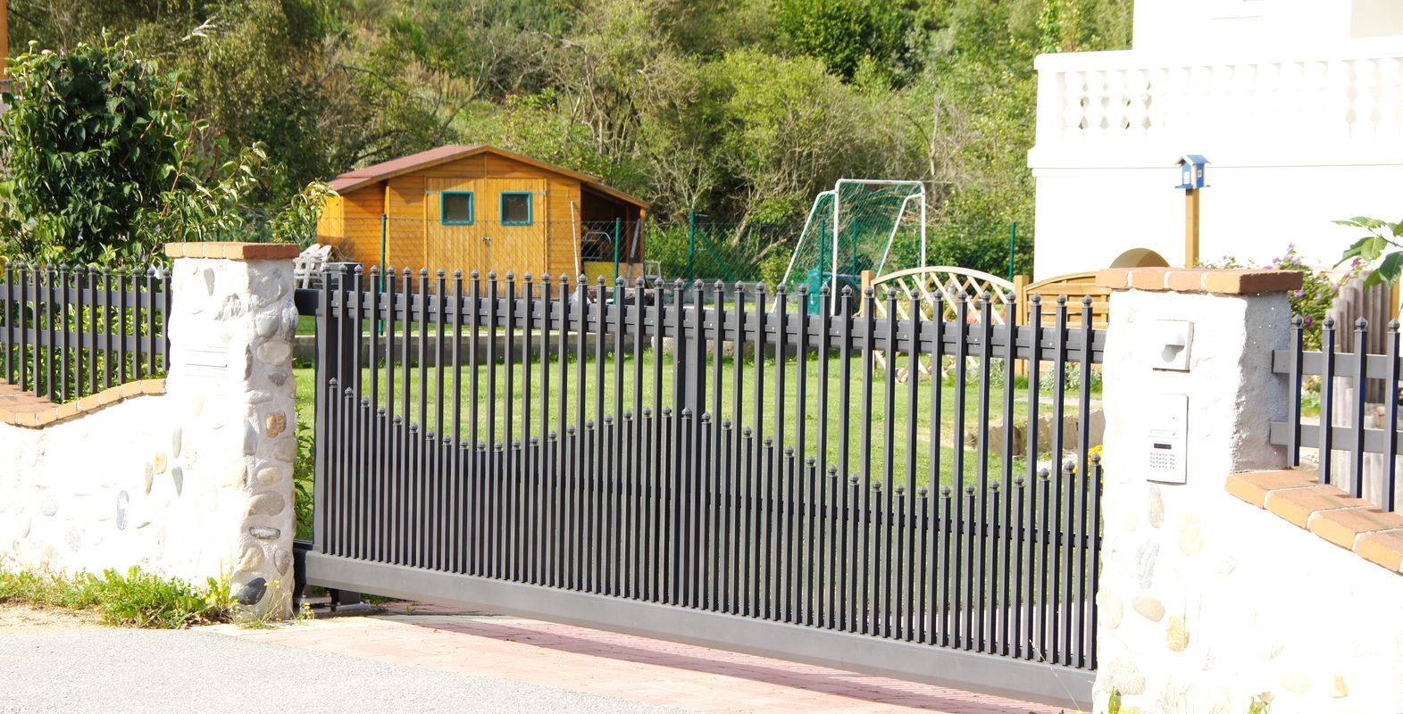 Paliquadra Tor mit Sixtokappen vor einem großen Gelände