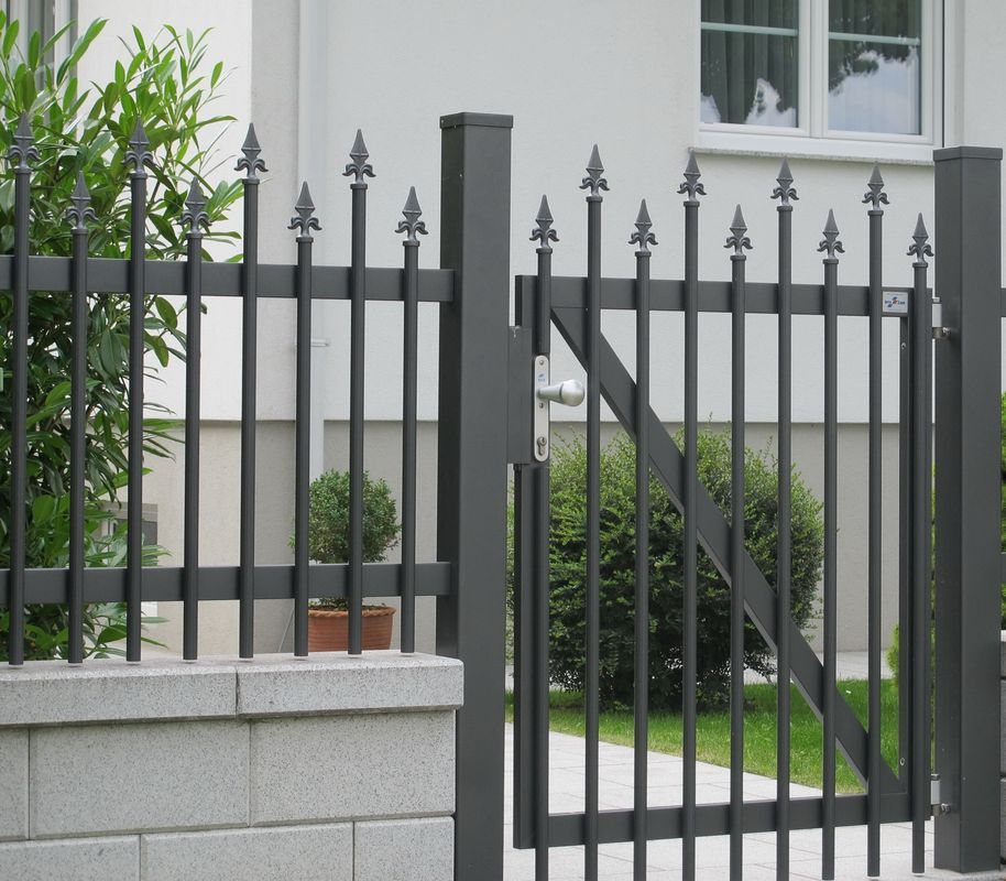 Zauntor mit spitzen und unterschiedlich langen Palisaden