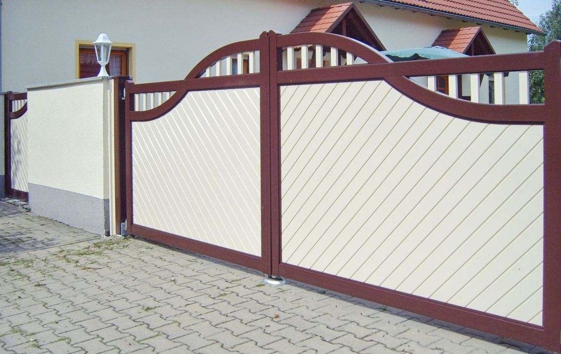 Zauntor mit geschwungener Oberkante