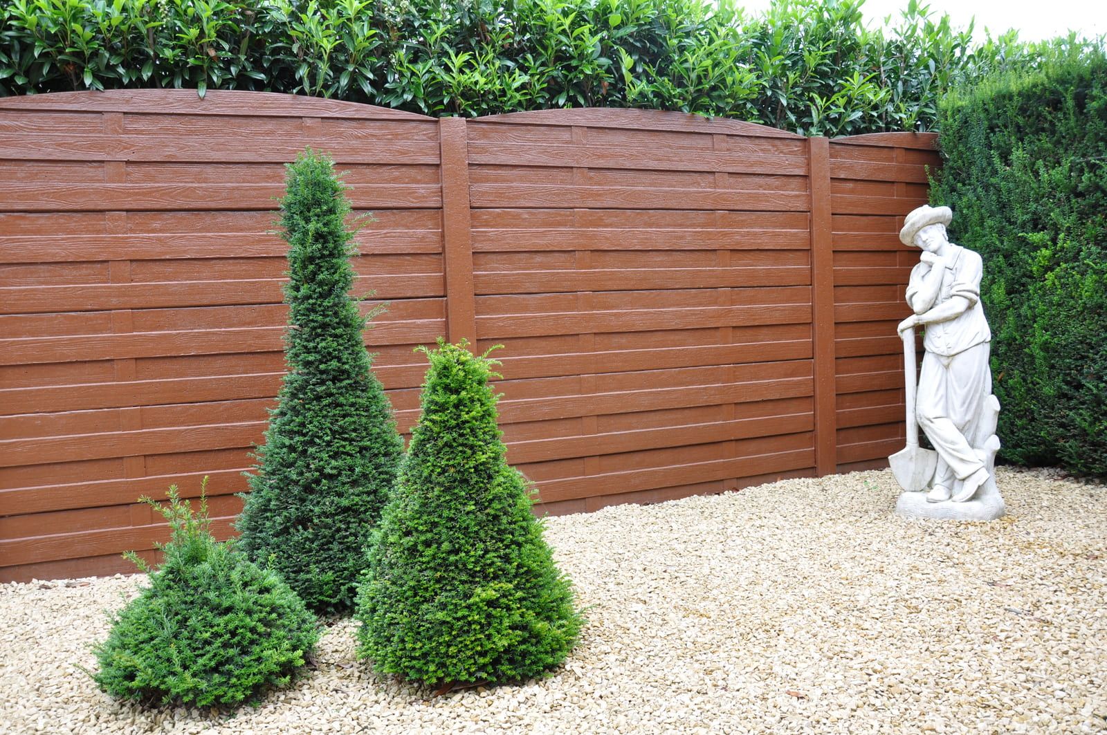 Bogenbetonzaun mit einer Skulptur