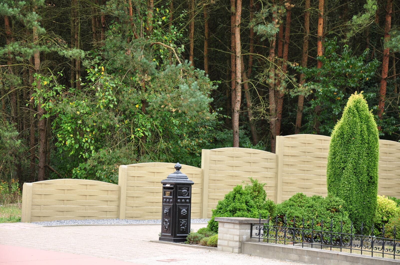 Flechtwerk-Betonzaunsystem in einem Garten