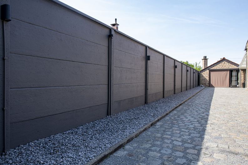 Glatte Platte in einem Hof