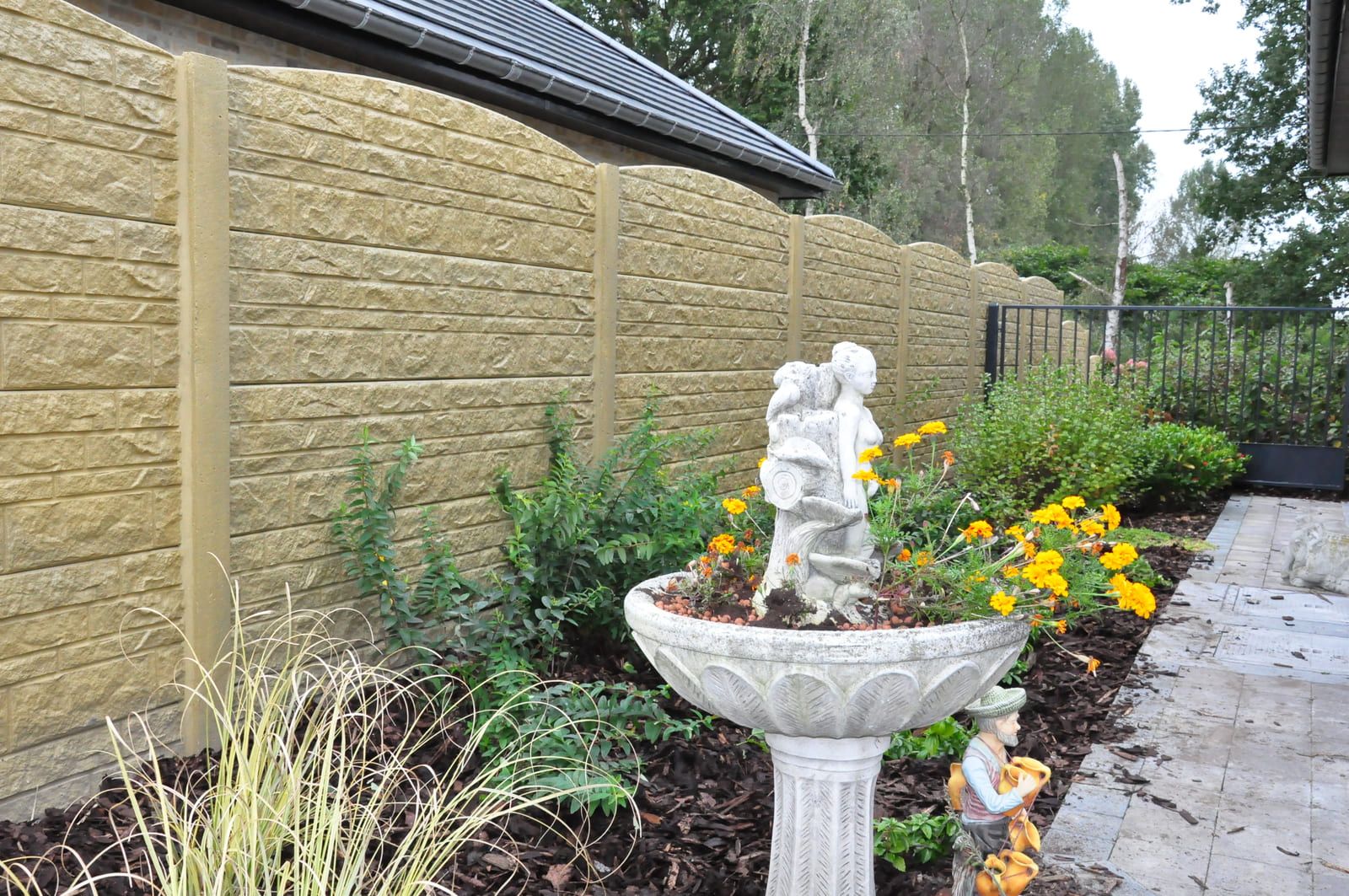 Linea Betonzaunsystem mit einer Skulptur