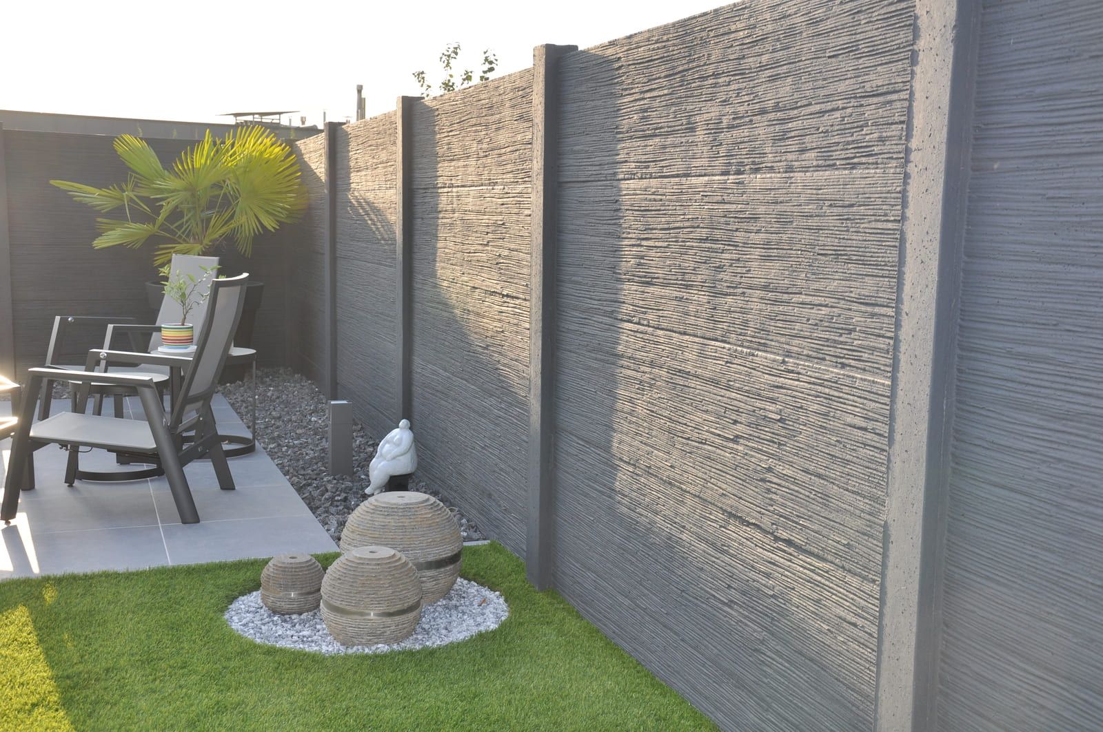 Sitzbereich vor einem Rio Naturell Betonzaunsystem