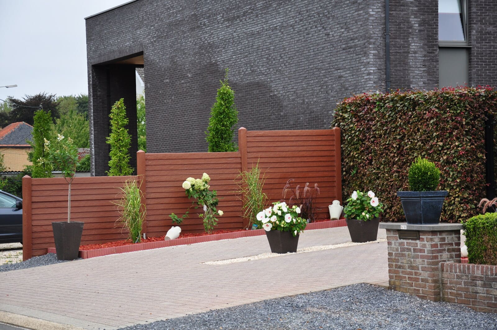 Betonzaunsystem in einem dekortierten Garten